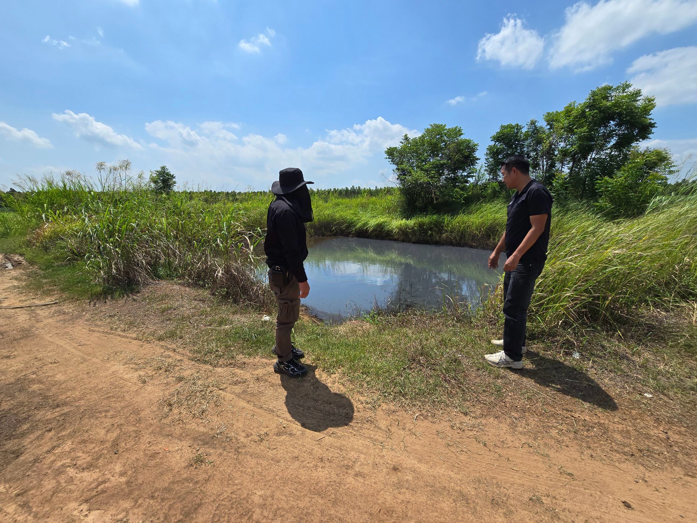 title - วันที่ 24 กรกฎาคม 2569 นายวิทูล ประดิษฐบุญ ปฏิรูปที่ดินจังหวัดปราจีนบุรี มอบหมายให้ นายลิขิต ผันผ่อน ผู้อำนวยการกลุ่มกฎหมาย และเจ้าหน้าที่ ส.ป.ก.ปราจีนบุรี ลงพื้นที่ติดตามปัญหา การลักลอบขนขยะกากของเสียอุตสาหกรรม พื้นที่กบินทร์บุรี